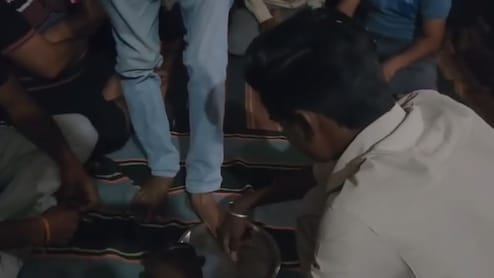 दमोह में कुशवाह से पैर धुलवाने वाला ब्राह्मण युवक गिरफ्तार, दोनों ने वीडियो जारी कर कही थी यह बात, जानें मामला