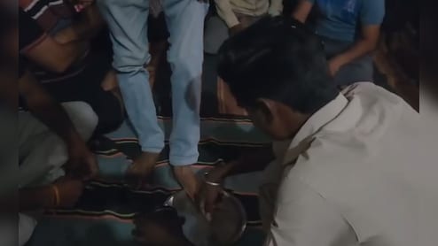 मानवता को शर्मसार करने वाला वीडियो: युवक से ब्राह्मण के पैर धुलवाकर पानी पिलाने का दबाव, क्‍यों म‍िली यह सजा?