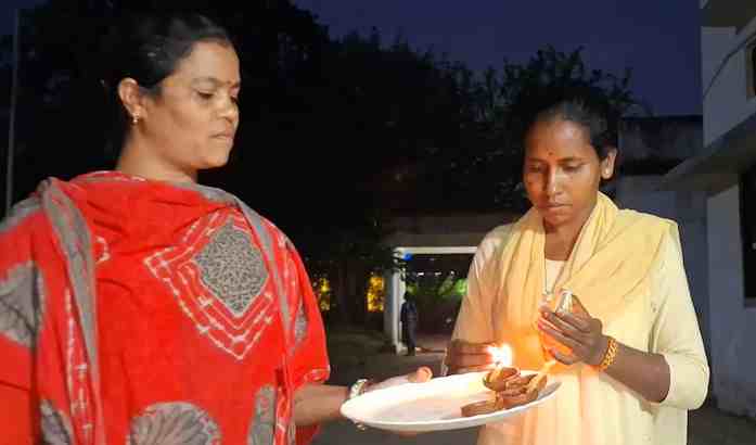 हिंसा से उजाले तक: आत्मसमर्पित नक्सलियों ने वर्षों बाद मनाई मुख्यधारा की दिवाली  पूरे देश में दीपावली का पर्व