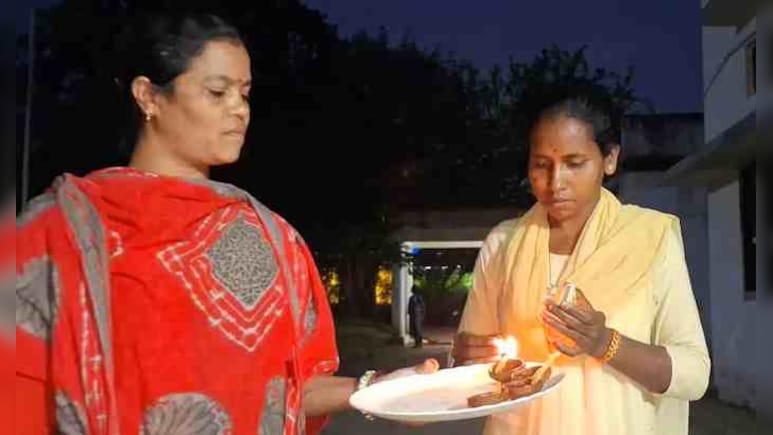 हिंसा से उजाले तक: आत्मसमर्पित नक्सलियों ने वर्षों बाद मनाई मुख्यधारा की दिवाली पूरे देश में दीपावली का पर्व हिंसा से उजाले तक: आत्मसमर्पित नक्सलियों ने वर्षों बाद मनाई मुख्यधारा की दिवाली पूरे देश में दीपावली का पर्व
