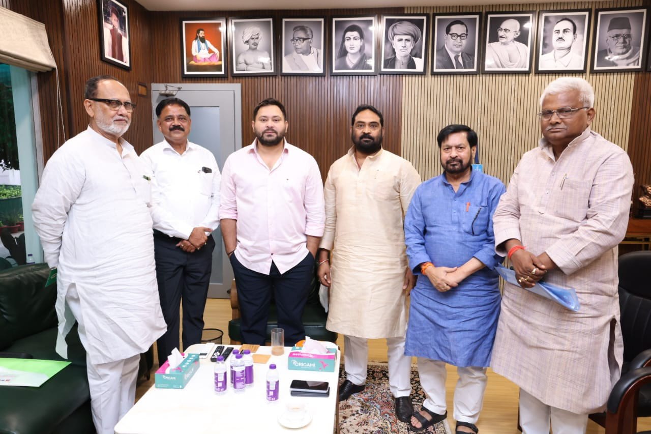 झारखंड मुक्ति मोर्चा के नेताओं के साथ तेजस्वी यादव की बैठक के बाद की तस्वीर. झारखंड मुक्ति मोर्चा के नेताओं के साथ तेजस्वी यादव की बैठक के बाद की तस्वीर.