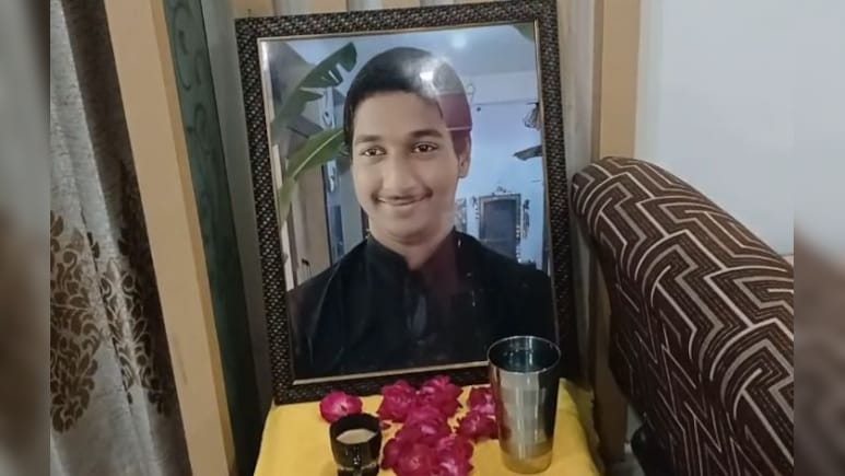 छठ पूजा की तैयारी में जुटे थे डॉक्टर दंपती, 19 साल के 'आयुष्मान' ने की आत्महत्या; फंदे पर लटका मिला शव छठ पूजा की तैयारी में जुटे थे डॉक्टर दंपती, 19 साल के 'आयुष्मान' ने की आत्महत्या; फंदे पर लटका मिला शव