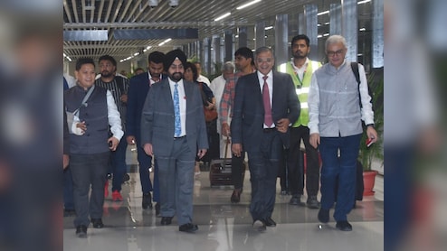 बिहार चुनाव की उलटी गिनती शुरू, पटना पहुंची आयोग की टीम, आज दलों के साथ बैठक, कल प्रेस कॉन्फ्रेंस