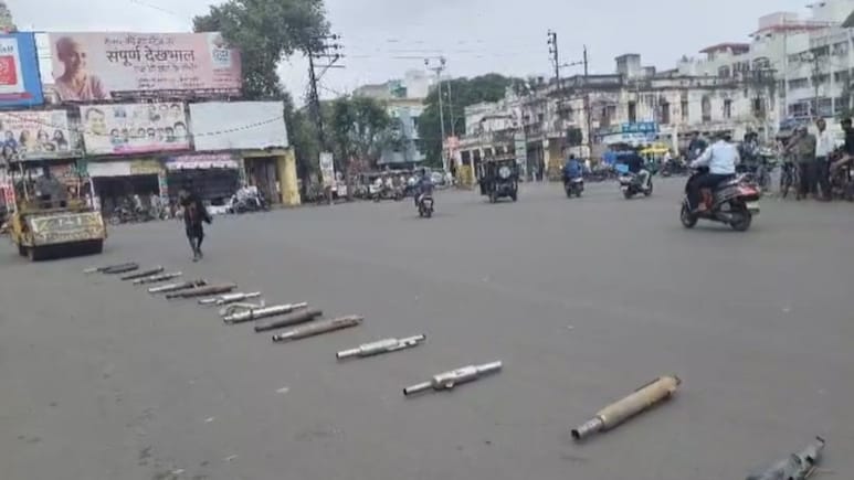 Ujjain News: पांच लाख के मॉडिफाइड साइलेंसर हमेशा के लिए हो गए 'खामोश', पुलिस का तगड़ा एक्शन  Ujjain News: पांच लाख के मॉडिफाइड साइलेंसर हमेशा के लिए हो गए 'खामोश', पुलिस का तगड़ा एक्शन