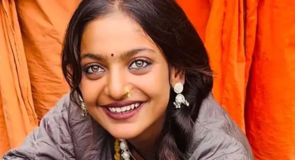 कुंभ में माला बेचने आई थी मोनालिसा. 