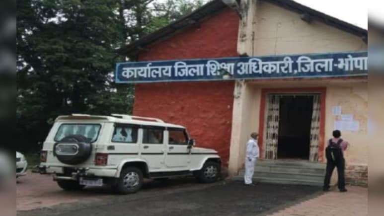 भोपाल की 883 स्कूलों को DEO ने जारी किया नोटिस, जवाब नहीं दिया तो कार्रवाई की चेतावनी भोपाल की 883 स्कूलों को DEO ने जारी किया नोटिस, जवाब नहीं दिया तो कार्रवाई की चेतावनी