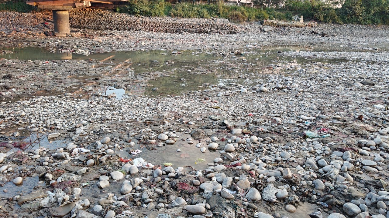 गंगनहर बंद होने से हरिद्वार में गंगा की तेज धार इन दिनों सुख चुकी है. गंगनहर बंद होने से हरिद्वार में गंगा की तेज धार इन दिनों सुख चुकी है.