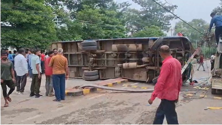 Satna Accident: सतना में भीषण हादसा, बिजली के खंभे से टकरा कर पलटी बस, स्कूली छात्रा समेत एक दर्जन यात्री घायल Satna Accident: सतना में भीषण हादसा, बिजली के खंभे से टकरा कर पलटी बस, स्कूली छात्रा समेत एक दर्जन यात्री घायल