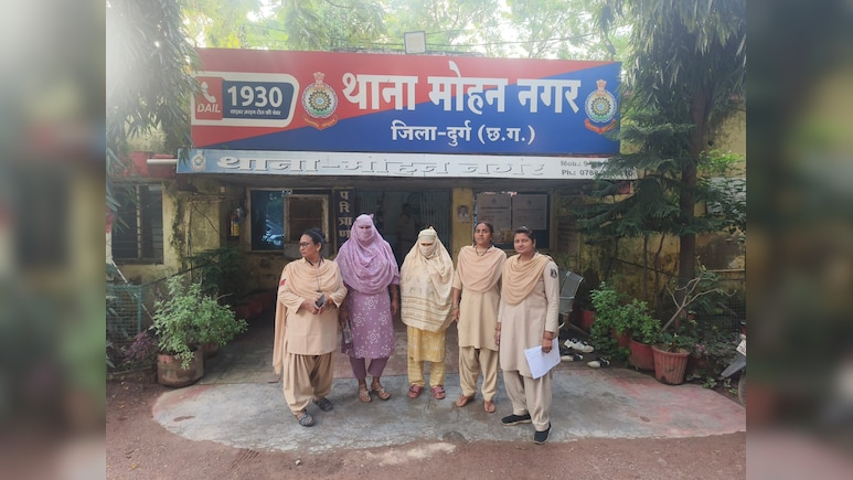 16 साल की बच्ची को देह व्यापार में धकेला, छत से कूदकर निकली बाहर, दो हैवान महिलाएं गिरफ्तार 16 साल की बच्ची को देह व्यापार में धकेला, छत से कूदकर निकली बाहर, दो हैवान महिलाएं गिरफ्तार