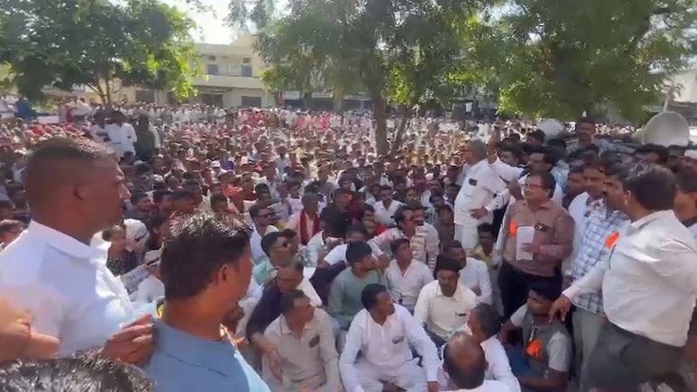 खनन परियोजना के खिलाफ प्रदर्शन करने पहुंचे सैकड़ों ग्रामीण, SDM को ज्ञापन सौंपकर दी अनोदलन की चेतावनी खनन परियोजना के खिलाफ प्रदर्शन करने पहुंचे सैकड़ों ग्रामीण, SDM को ज्ञापन सौंपकर दी अनोदलन की चेतावनी