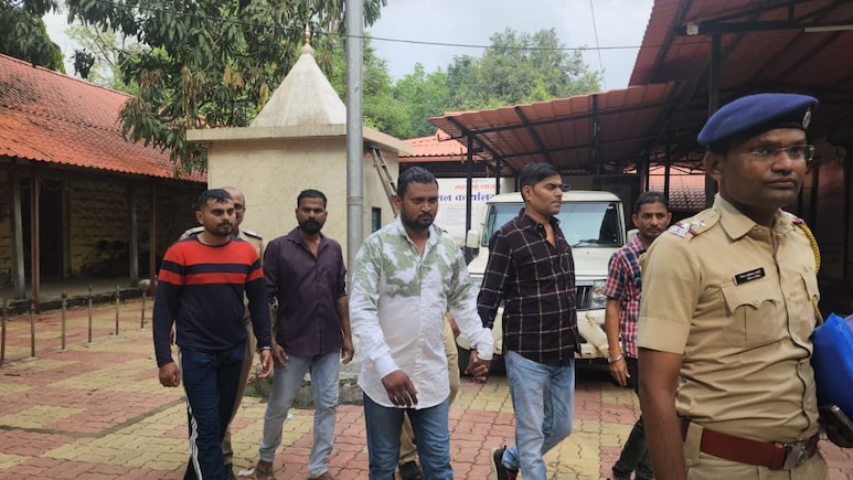 Kalyan News : 'देवून टाक 2 लाख, नाहीतर दरीत जा!' सोनाराचे अपहरण करून खंडणी;  कल्याणमधील धक्कादायक प्रकार Kalyan News : 'देवून टाक 2 लाख, नाहीतर दरीत जा!' सोनाराचे अपहरण करून खंडणी;  कल्याणमधील धक्कादायक प्रकार