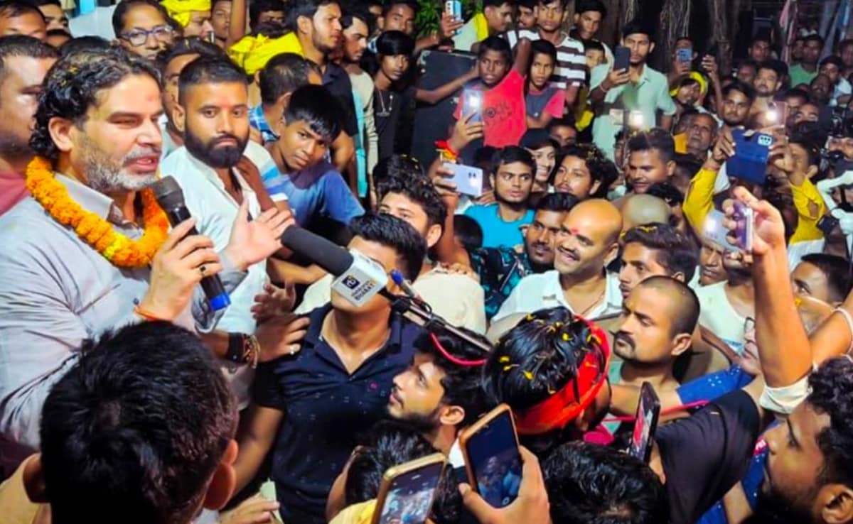 प्रशांत किशोर ने इस चुनाव में शिक्षा और पलायन को मुद्दा बनाने की कोशिश की है. प्रशांत किशोर ने इस चुनाव में शिक्षा और पलायन को मुद्दा बनाने की कोशिश की है.
