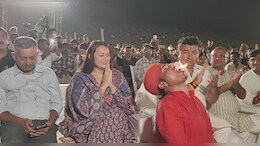 थार महोत्सव के समापन पर पहुंची कलेक्&zwj;टर डीना डाबी, कलाकारों ने धधकते अंगारों पर क&zwj;िया नृत्&zwj;य