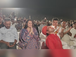 थार महोत्सव के समापन पर पहुंची कलेक्टर डीना डाबी, कलाकारों ने धधकते अंगारों पर किया नृत्य थार महोत्सव के समापन पर पहुंची कलेक्टर डीना डाबी, कलाकारों ने धधकते अंगारों पर किया नृत्य