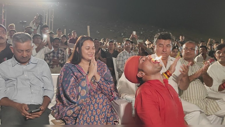 थार महोत्सव के समापन पर पहुंची कलेक्टर डीना डाबी, कलाकारों ने धधकते अंगारों पर किया नृत्य थार महोत्सव के समापन पर पहुंची कलेक्टर डीना डाबी, कलाकारों ने धधकते अंगारों पर किया नृत्य
