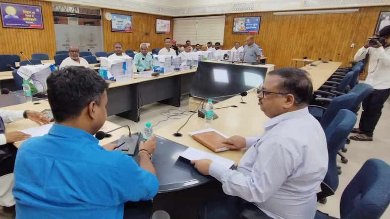 नवादा में मतदाता सूची का अंतिम प्रकाशन: 95,959 वोटरों के नाम हटे, युवा मतदाता बनेंगे निर्णायक