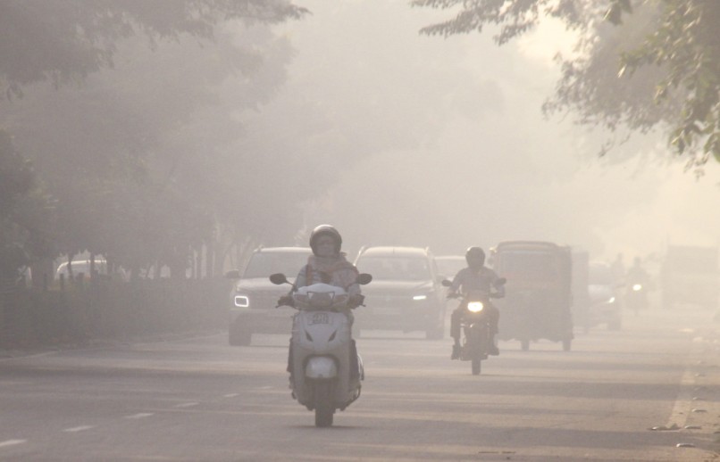 दिल्ली में हवा में घुल रहा जहर, आनंद विहार में AQI 350 के पार, नोएडा, गाजियाबाद की भी हालत खराब