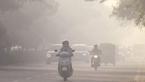 धनतेरस पर प्रदूषण में डूबा दिल्ली-NCR, आनंद विहार और वजीरपुर का AQI 350 पार, देखें कैसा है आपके इलाके का हाल