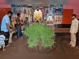 अनोखा दशहरा! मिट्टी के रावण को पैरों से रौंदते हैं लोग, 150 सालों से चली आ रही परंपरा अनोखा दशहरा! मिट्टी के रावण को पैरों से रौंदते हैं लोग, 150 सालों से चली आ रही परंपरा