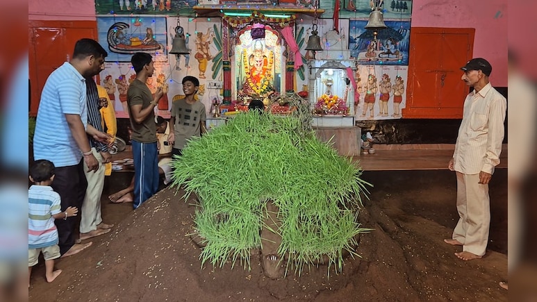 अनोखा दशहरा! मिट्टी के रावण को पैरों से रौंदते हैं लोग, 150 सालों से चली आ रही परंपरा अनोखा दशहरा! मिट्टी के रावण को पैरों से रौंदते हैं लोग, 150 सालों से चली आ रही परंपरा