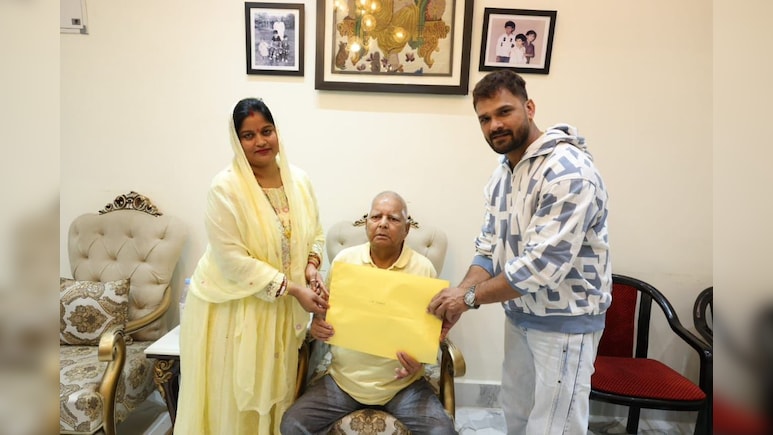 लालू यादव के हाथों सिंबल मिलने पर खेसारी लाल खुश, फैंस से कहा- मैं कोई परंपरागत नेता नहीं हूं... लालू यादव के हाथों सिंबल मिलने पर खेसारी लाल खुश, फैंस से कहा- मैं कोई परंपरागत नेता नहीं हूं...
