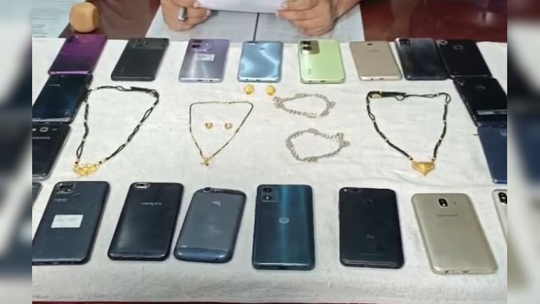 ट्रेनों में चोरी करने वाला गिरोह धराया; दिल्ली से भोपाल तक करते थे वारदात, 20 मोबाइल सहित 8 लाख का माल बरामद ट्रेनों में चोरी करने वाला गिरोह धराया; दिल्ली से भोपाल तक करते थे वारदात, 20 मोबाइल सहित 8 लाख का माल बरामद