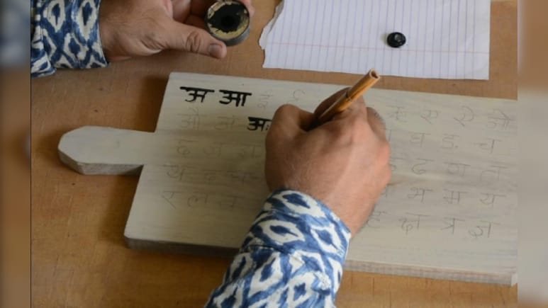 डिजिटल युग में भी जीवित है परंपरा, झालावाड़ में दिवाली पर होती है कलम-दवात की ख़रीदारी डिजिटल युग में भी जीवित है परंपरा, झालावाड़ में दिवाली पर होती है कलम-दवात की ख़रीदारी