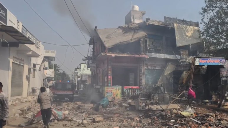 दीपावली से एक दिन पहले जयपुर में दर्दनाक हादसा, गैस सिलेंडर ब्लास्ट से गिरी बिल्डिंग; एक की मौत दीपावली से एक दिन पहले जयपुर में दर्दनाक हादसा, गैस सिलेंडर ब्लास्ट से गिरी बिल्डिंग; एक की मौत