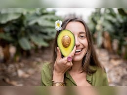 Avocado Benefits For Skin: रोज एक अॅव्होकाडो खाल्ल्यास त्वचेवर कोणते परिणाम होतात? Avocado Benefits For Skin: रोज एक अॅव्होकाडो खाल्ल्यास त्वचेवर कोणते परिणाम होतात?