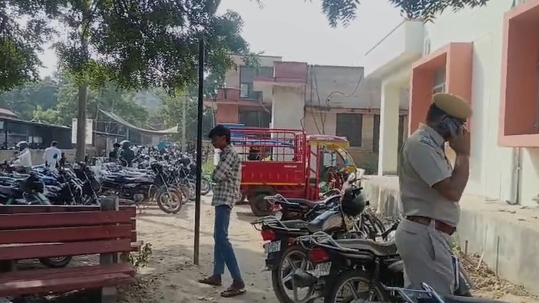 अलवर: दिनभर उल्टी-दस्त से परेशान रहा मरीज, देर रात अस्पताल की पांचवीं मंजिल से लगाई छलांग अलवर: दिनभर उल्टी-दस्त से परेशान रहा मरीज, देर रात अस्पताल की पांचवीं मंजिल से लगाई छलांग