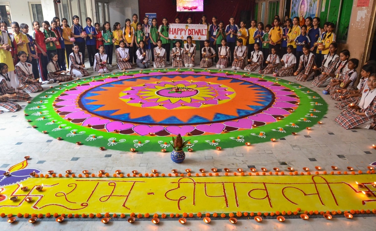 कार्तिक मास की अमावस्या को दिवाली का पर्व देश भर में अलग अलग रूप में मनाया जाता है. कार्तिक मास की अमावस्या को दिवाली का पर्व देश भर में अलग अलग रूप में मनाया जाता है.