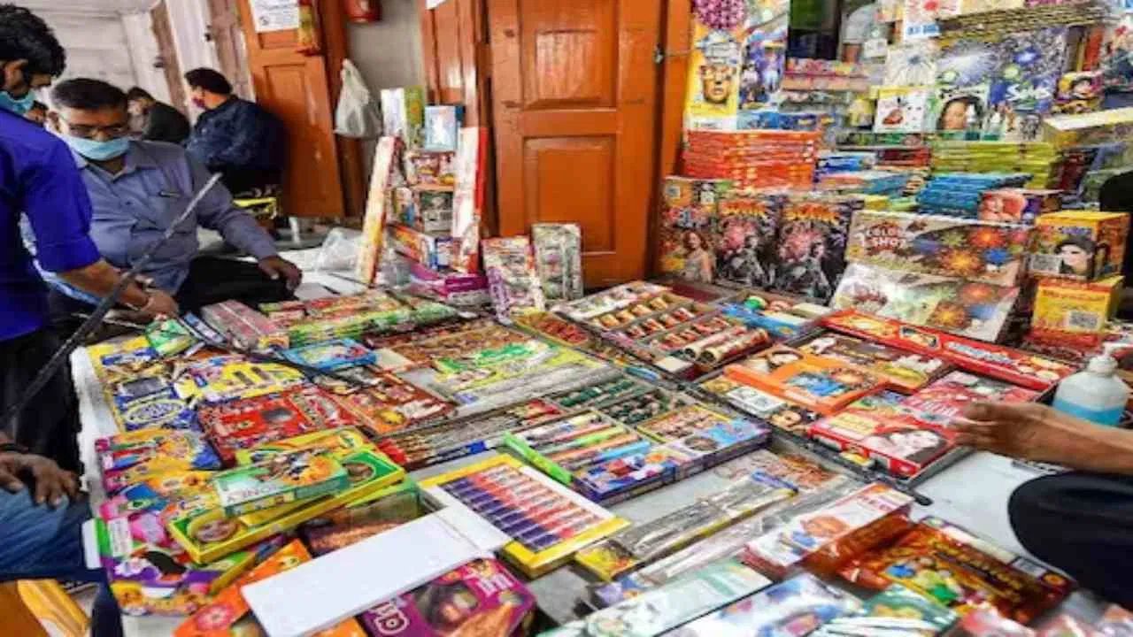 दिल्ली पुलिस का अवैध पटाखा कारोबार पर बड़ा एक्शन, 1645 किलो अवैध पटाखे जब्त, 6 आरोपी गिरफ्तार