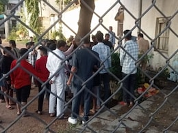Man Tries To Stab Him, Unarmed Senior Cop Grabs Colleague's Gun And Fires Man Tries To Stab Him, Unarmed Senior Cop Grabs Colleague's Gun And Fires