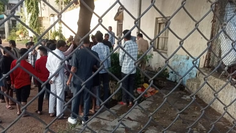 Man Tries To Stab Him, Unarmed Senior Cop Grabs Colleague's Gun And Fires Man Tries To Stab Him, Unarmed Senior Cop Grabs Colleague's Gun And Fires