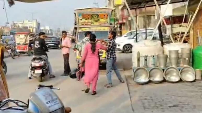 भैया को तू खटके! बहन को प्रेमी संग देखते ही भाई आगबबूला, रूड़की में हाइवे पर जमकर चले लात घूंसे 