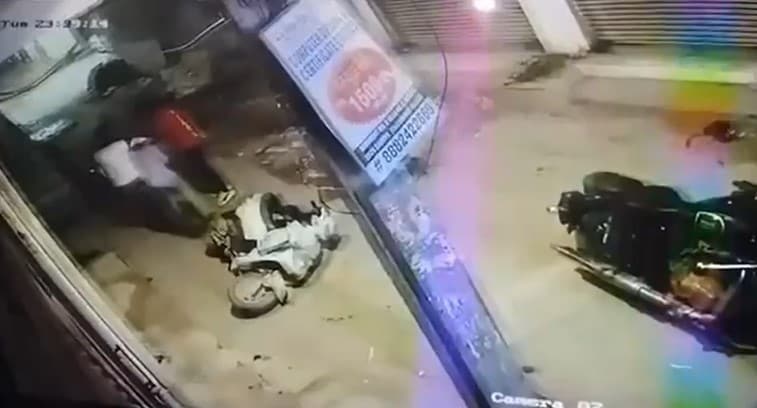 दिल्ली में 'गलाघोंटू गैंग' के बदमाश का एनकाउंटर, डोमिनोज के डिलिवरी ब्वॉय को बनाया था शिकार दिल्ली में 'गलाघोंटू गैंग' के बदमाश का एनकाउंटर, डोमिनोज के डिलिवरी ब्वॉय को बनाया था शिकार