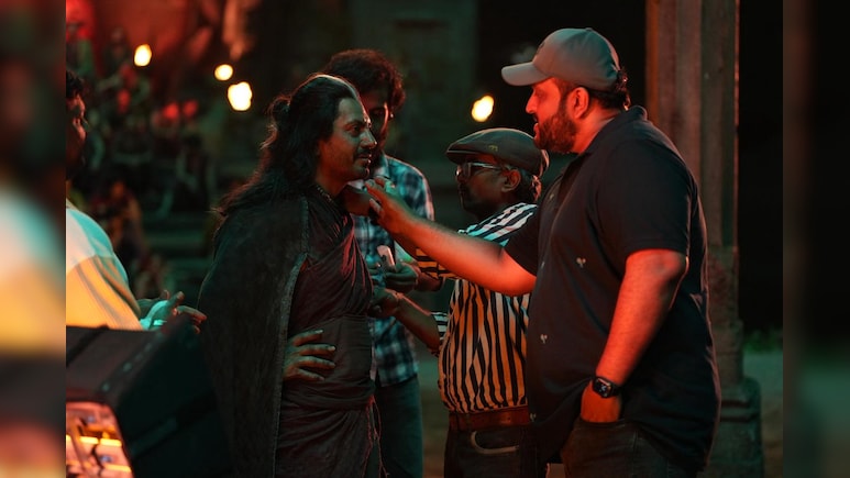 Aditya Sarpotdar Exclusive: क्या 'थामा' में मलाइका और नोरा को साथ लाना था मुश्किल? जानें Aditya Sarpotdar Exclusive: क्या 'थामा' में मलाइका और नोरा को साथ लाना था मुश्किल? जानें