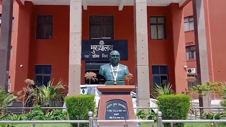 Gwalior: घटिया सड़क निर्माण मामले में इंजीनियर पवन सिंघल और सुरेश अहिरवार निलंबित, सिंधिया की समीक्षा बैठक के बाद एक्शन