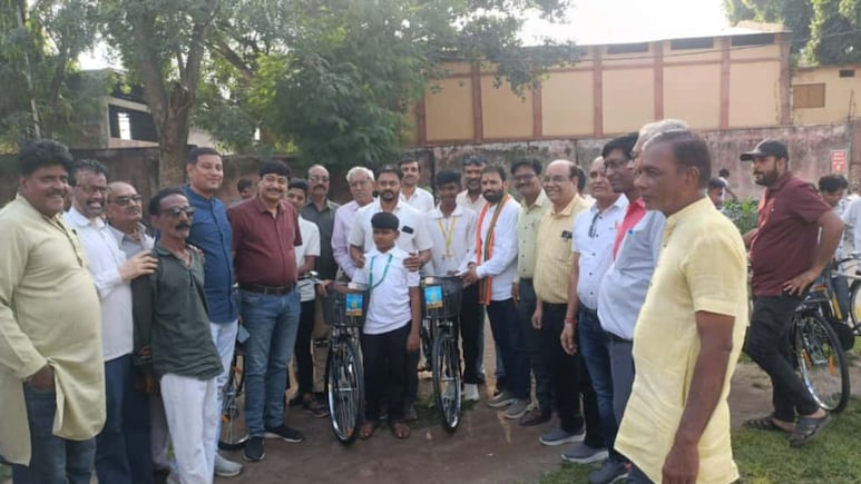 Barwani: ​​​​​​​53 स्‍कूली बच्‍चों को साइकिल मिली तो खिले चेहरे, अब दो किमी. पैदल चलकर नहीं आना पड़ेगा स्‍कूल