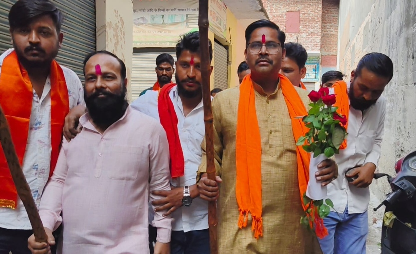 मुजफ्फरनगर: करवाचौथ पर धर्म के ठेकेदार हाथों में लठ लिए सड़कों पर उतरें, जानें क्या है पूरा मामला