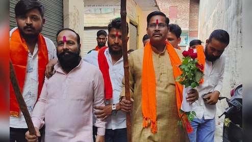 मुजफ्फरनगर: करवाचौथ पर धर्म के ठेकेदार हाथों में लठ लिए सड़कों पर उतरें, जानें क्या है पूरा मामला
