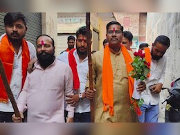 मुजफ्फरनगर: करवाचौथ पर धर्म के ठेकेदार हाथों में लठ लिए सड़कों पर उतरें, जानें क्या है पूरा मामला मुजफ्फरनगर: करवाचौथ पर धर्म के ठेकेदार हाथों में लठ लिए सड़कों पर उतरें, जानें क्या है पूरा मामला