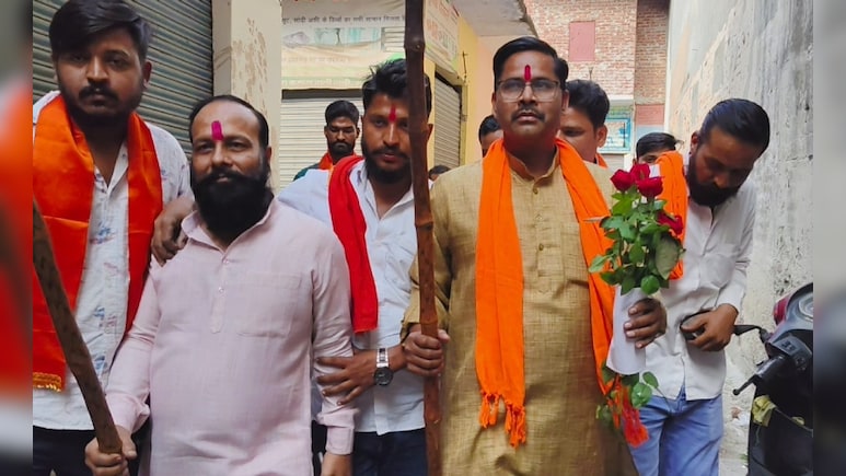 मुजफ्फरनगर: करवाचौथ पर धर्म के ठेकेदार हाथों में लठ लिए सड़कों पर उतरें, जानें क्या है पूरा मामला मुजफ्फरनगर: करवाचौथ पर धर्म के ठेकेदार हाथों में लठ लिए सड़कों पर उतरें, जानें क्या है पूरा मामला
