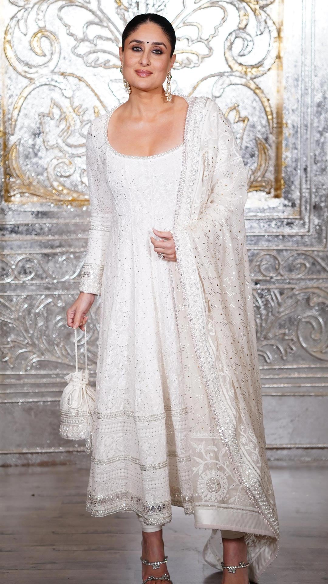 Kareena Kapoor Dazzles At Manish Malhotra's Diwali Party