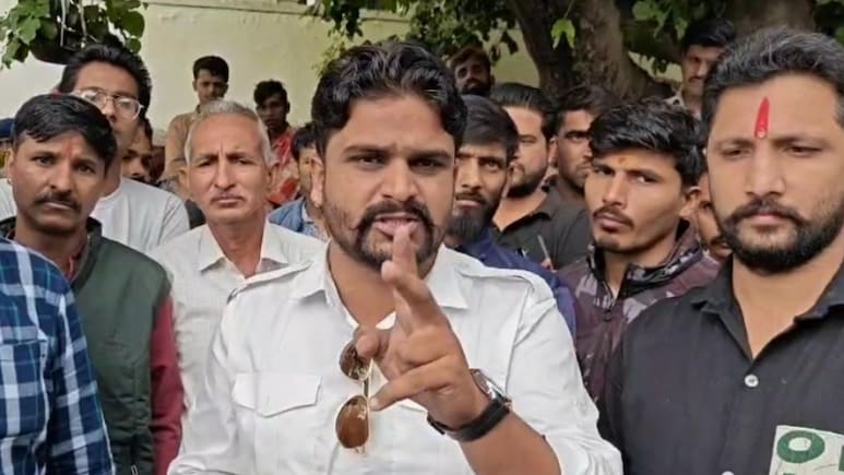 "इतने जूते पड़ेंगे कि गिनती..." छात्र की मौत पर करणी सेना की स्कूल को धमकी, 50 लाख और सरकारी नौकरी की मांग "इतने जूते पड़ेंगे कि गिनती..." छात्र की मौत पर करणी सेना की स्कूल को धमकी, 50 लाख और सरकारी नौकरी की मांग