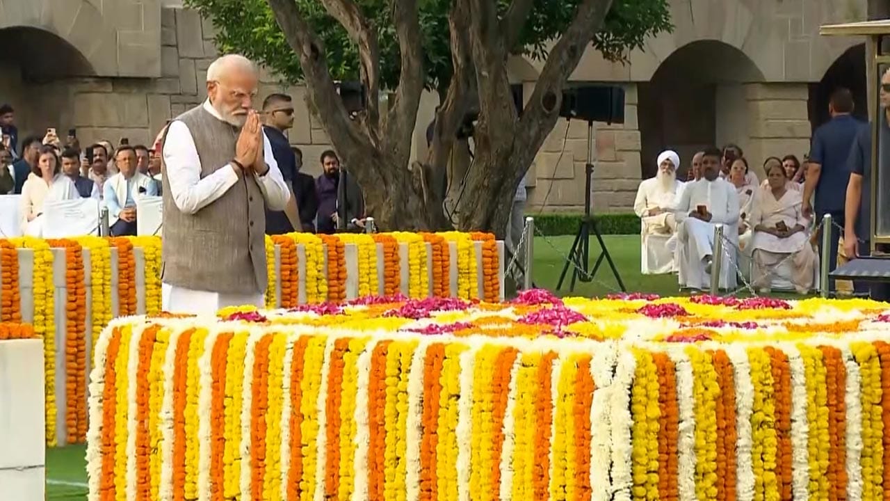 PM Modi Offers Tribute To Mahatma Gandhi At Rajghat