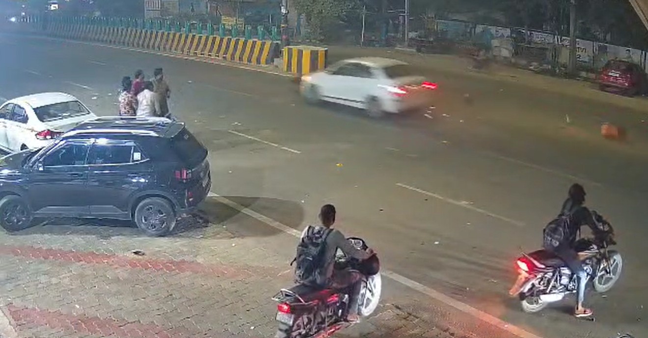मेरठ में हाई स्पीड कार का कहर, डिलवरी बॉय को मारी टक्कर, फिर घसीटते ले गई... VIDEO