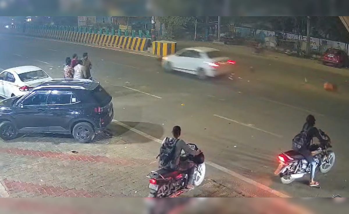 मेरठ में हाई स्पीड कार का कहर, डिलवरी बॉय को मारी टक्कर, फिर घसीटते ले गई... VIDEO