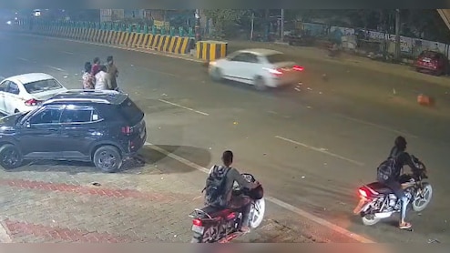 मेरठ में हाई स्पीड कार का कहर, डिलवरी बॉय को मारी टक्कर, फिर घसीटते ले गई... VIDEO
