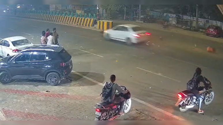 मेरठ में हाई स्पीड कार का कहर, डिलवरी बॉय को मारी टक्कर, फिर घसीटते ले गई... VIDEO मेरठ में हाई स्पीड कार का कहर, डिलवरी बॉय को मारी टक्कर, फिर घसीटते ले गई... VIDEO